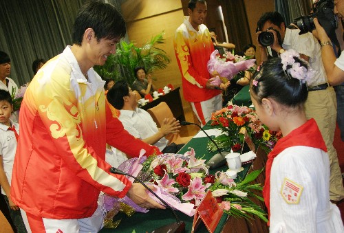 9月5日,北京奧運會佩劍冠軍仲滿(前左)和沙灘排球運動員吳鵬根(后左)在家鄉(xiāng)江蘇海安參加歡迎儀式。 當天,北京奧運會佩劍冠軍仲滿、沙灘排球運動員吳鵬根回到家鄉(xiāng)江蘇省南通市海安縣。海安縣舉行儀式,歡迎奧運健兒返鄉(xiāng)。 新華社發(fā)(徐瑞平 攝)