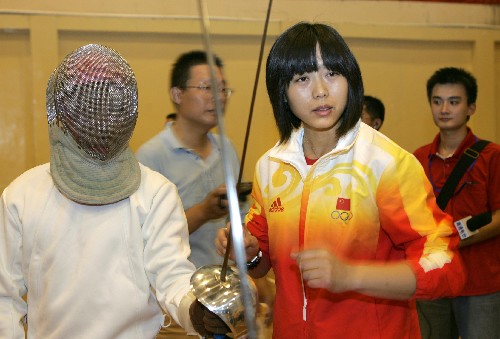 9月4日,北京奧運會女子佩劍團體亞軍包盈盈(右)在母校南通少兒體校交流經(jīng)驗。 當天,北京奧運會體操男子團體金牌得主黃旭、女子雙人10米跳臺金牌得主陳若琳、男子佩劍金牌得主仲滿等奧運健兒返回家鄉(xiāng)南通,并回到母校南通少兒體校參觀、交流。 新華社發(fā)(丁曉春 攝)