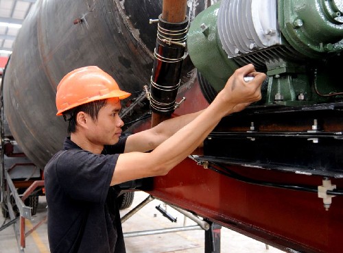 9月5日,“重汽運(yùn)力”的工人在生產(chǎn)車間組裝罐式專用汽車底盤。 隨著今年5月中國(guó)重汽集團(tuán)增資重組柳州運(yùn)力專用汽車有限公司,廣西正式拉開(kāi)打造西南地區(qū)最大的罐式專用車生產(chǎn)基地的序幕。合作后,中國(guó)重汽集團(tuán)柳州運(yùn)力專用汽車有限公司(簡(jiǎn)稱“重汽運(yùn)力”)的產(chǎn)能迅速擴(kuò)張,今年產(chǎn)銷將超3000臺(tái);明年實(shí)現(xiàn)產(chǎn)銷6000臺(tái);2010年產(chǎn)銷超過(guò)12000臺(tái),年產(chǎn)值將達(dá)到50億元。“重汽運(yùn)力”也將成為中國(guó)重汽集團(tuán)向東南亞地區(qū)出口業(yè)務(wù)的橋頭堡。 新華社記者 張愛(ài)林 攝