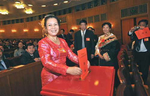 10月19日,來自云南省的代表刀金芬將選票投進(jìn)選票箱。當(dāng)日,中國(guó)工會(huì)第十五次全國(guó)代表大會(huì)舉行全體會(huì)議,選舉產(chǎn)生中華全國(guó)總工會(huì)第十五屆執(zhí)行委員會(huì)和經(jīng)費(fèi)審查委員會(huì)。 新華社記者 何俊昌 攝