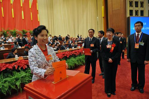 10月19日,代表將選票投進(jìn)選票箱。 新華社記者 何俊昌 攝