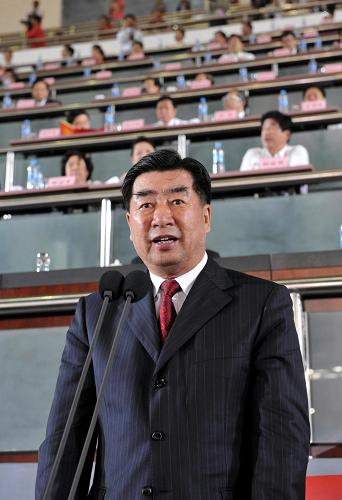 10月26日晚,中共中央政治局委員、國(guó)務(wù)院副總理回良玉出席第六屆全國(guó)農(nóng)民運(yùn)動(dòng)會(huì)開幕式并宣布農(nóng)運(yùn)會(huì)開幕。 新華社記者 張國(guó)俊 攝