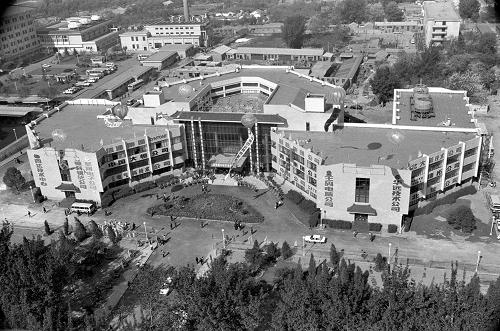 1991年5月11日,中國第一家高新技術交易市場——北京市新技術產業(yè)開發(fā)試驗區(qū)科技貿易中心在中關村南部正式開業(yè)。1988年5月10日,經國務院正式批準,我國第一個高新技術產業(yè)開發(fā)試驗區(qū)——北京市新技術產業(yè)開發(fā)試驗區(qū)成立。這是中國第一個以電子信息產業(yè)為主導,集科研、開發(fā)、生產、經營、培訓和服務為一體的綜合性基地。 新華社發(fā)