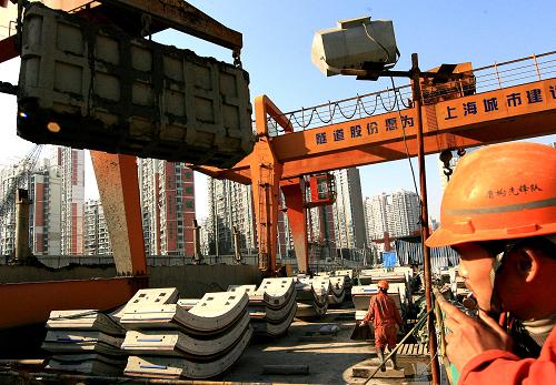 11月28日,建筑工人在上海地鐵11號(hào)線建設(shè)工地緊張施工。據(jù)上海市政府最新發(fā)布的消息,從現(xiàn)在起到2009年一季度,上海將有包括軌道交通、車(chē)站、磁浮等500余項(xiàng)、總額超過(guò)1000億元的產(chǎn)業(yè)投資項(xiàng)目開(kāi)工建設(shè),上海重大工程建設(shè)正在全面推進(jìn)。 新華社記者 陳飛 攝