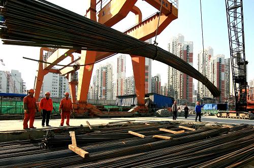 11月28日,建筑工人在上海地鐵11號(hào)線建設(shè)工地緊張施工。 新華社記者 陳飛 攝
