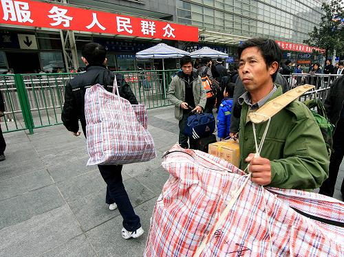 1月5日,旅客準(zhǔn)備進(jìn)入上?;疖囌竞蜍?。自1月1日起,為充分利用列車運(yùn)能,上海鐵路局上海至北京、天津和武昌的5趟Z字頭直達(dá)列車首次開售餐車對(duì)號(hào)座票。新華社記者 陳飛 攝
