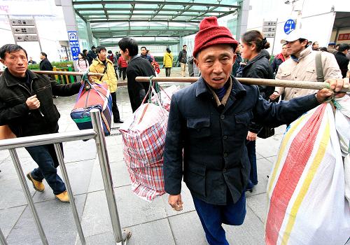 1月5日,旅客準(zhǔn)備進(jìn)入上?;疖囌竞蜍?。 新華社記者 陳飛 攝