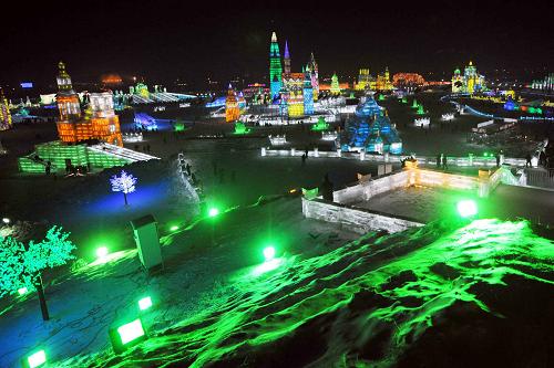 這是冰雪大世界的全景(1月5日攝)。當(dāng)日,第25屆中國(guó)·哈爾濱國(guó)際冰雪節(jié)在哈爾濱開幕。本屆冰雪節(jié)以“激情大冬會(huì)、快樂(lè)冰雪游”為主題,涉及冰雪藝術(shù)、冰雪體育、冰雪文化、冰雪經(jīng)貿(mào)、冰雪旅游等百余項(xiàng)活動(dòng)。 新華社記者 王建威 攝