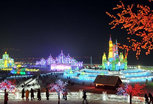 1月5日,游客在哈爾濱冰雪大世界冰景前游玩。 新華社記者 徐宜軍 攝