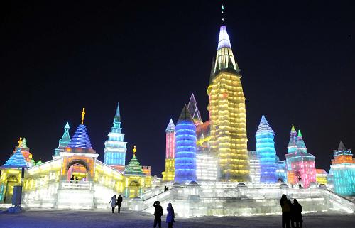 1月5日,游客在哈爾濱冰雪大世界冰景前游玩。 新華社記者 徐宜軍 攝
