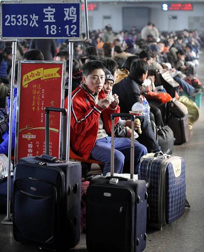1月6日,旅客們?cè)谔疖?chē)站候車(chē)。當(dāng)日,太原火車(chē)站迎來(lái)客流高峰。2009年山西省春運(yùn)于1月5日開(kāi)始,比1月11日全國(guó)春運(yùn)啟動(dòng)提前6天。 新華社記者 彭洋 攝