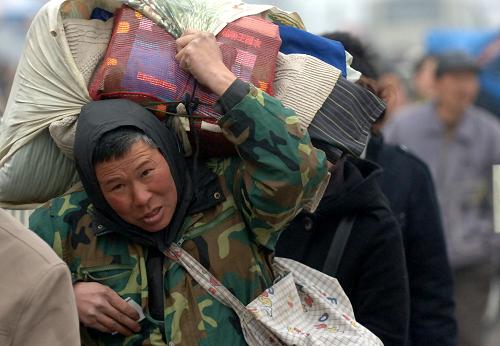 1月6日,乘客在西安火車(chē)站候車(chē)室內(nèi)等車(chē)。當(dāng)日,西安鐵路局提前五天啟動(dòng)春運(yùn)工作。預(yù)計(jì)春節(jié)前發(fā)送旅客287萬(wàn)人,春節(jié)后發(fā)送旅客463萬(wàn)人,春運(yùn)客流整體將呈現(xiàn)節(jié)前集中、節(jié)后平緩的特點(diǎn)。據(jù)了解,按照鐵道部統(tǒng)一部署,2009年春運(yùn)自1月11日開(kāi)始至2月19日結(jié)束。 新華社記者 丁海濤 攝