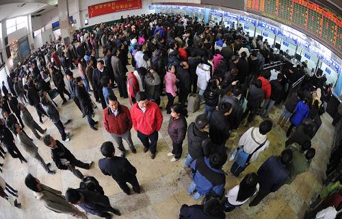 1月8日,長(zhǎng)沙火車站售票廳里擠滿買票的旅客。由于外出務(wù)工人員提前返鄉(xiāng),各大高校開(kāi)始放假,民工流和學(xué)生流融合,長(zhǎng)沙火車站在春運(yùn)前夕開(kāi)始出現(xiàn)客流小高峰。目前途經(jīng)長(zhǎng)沙開(kāi)往各個(gè)方向的長(zhǎng)途列車車票緊張,長(zhǎng)沙火車站已增開(kāi)臨時(shí)售票窗口,緩解售票壓力。 新華社記者 李尕 攝