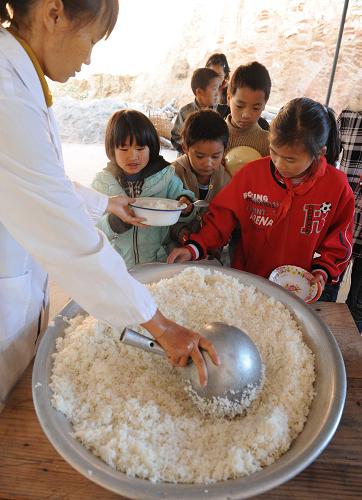 1月8日,瑞麗市勐秀鄉(xiāng)中心小學(xué)學(xué)生準(zhǔn)備吃午飯。2008年12月26日,云南省德宏傣族景頗族自治州瑞麗市先后發(fā)生4.9級、4.0級地震。地震發(fā)生后,瑞麗市政府全力以赴保障受災(zāi)學(xué)校師生安全轉(zhuǎn)移和安置,以確保他們正常的學(xué)習(xí)和生活。目前,受災(zāi)學(xué)校教學(xué)秩序井然,學(xué)生溫暖過冬。 新華社記者 秦晴 攝
