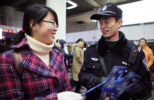 1月8日,北京西站分局民警向旅客發(fā)放愛心安全提示卡。近期,北京西站警方結(jié)合愛心實(shí)踐大走訪活動(dòng),全力做好安保工作,為過往旅客創(chuàng)造和諧、穩(wěn)定的乘車環(huán)境。 新華社發(fā)