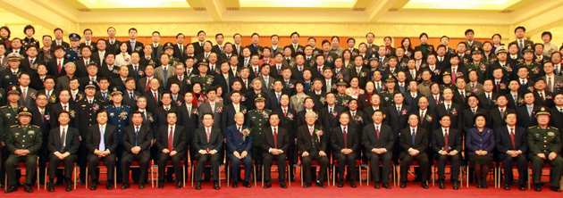 1日9日,2008年度國(guó)家科學(xué)技術(shù)獎(jiǎng)勵(lì)大會(huì)在北京人民大會(huì)堂隆重舉行。黨和國(guó)家領(lǐng)導(dǎo)人胡錦濤、溫家寶、李長(zhǎng)春、習(xí)近平、李克強(qiáng)等出席大會(huì)并為獲獎(jiǎng)代表頒發(fā)獎(jiǎng)勵(lì)證書。會(huì)前,胡錦濤等黨和國(guó)家領(lǐng)導(dǎo)人會(huì)見(jiàn)獲獎(jiǎng)代表并合影。 新華社記者 鞠鵬 攝
