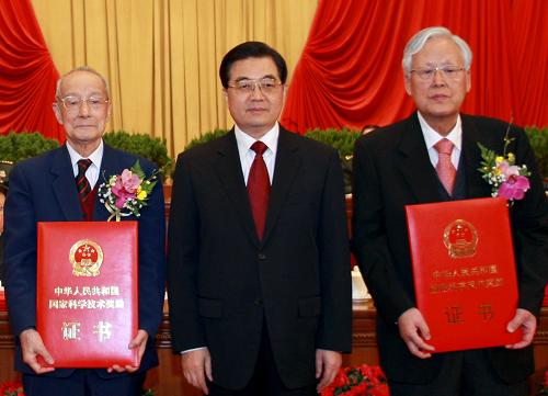 1月9日,2008年度國(guó)家科學(xué)技術(shù)獎(jiǎng)勵(lì)大會(huì)在北京人民大會(huì)堂隆重舉行。中共中央總書記、國(guó)家主席、中央軍委主席胡錦濤向獲得2008年度國(guó)家最高科學(xué)技術(shù)獎(jiǎng)的中國(guó)工程院院士王忠誠(chéng)、中國(guó)科學(xué)院院士徐光憲頒獎(jiǎng)。 新華社記者 鞠鵬 攝