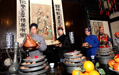 2月8日,魯迅故里紹興正在舉行“祝福”祭祀活動(dòng)表演。當(dāng)日是農(nóng)歷正月初二,魯迅故里浙江紹興在周家老臺(tái)門(mén)模擬魯迅小說(shuō)《祝?!分械膱?chǎng)景,進(jìn)行紹興傳統(tǒng)年俗“祝福”場(chǎng)景表演。 新華社發(fā)(袁云 攝)