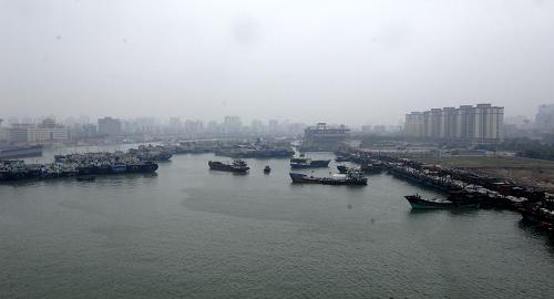 10月3日,船舶??亢?谑行赂郾茱L。當日晨,海南省氣象臺發(fā)布危險天氣預報,不斷迫近的今年第17號熱帶風暴“海高斯”將給海南島帶來大到暴雨,從而對瓊州海峽和機場航班產生較大影響。“海高斯”3日4時中心位于北緯16.5度,東經112.9度,也就是在海南文昌市東南方大約420公里的南海海面上。預計“海高斯”未來一天內以20公里左右的時速向西北偏西方向移動,逐漸向海南島東南部近海海面靠近,強度逐漸加強。新華社記者 趙穎全 攝