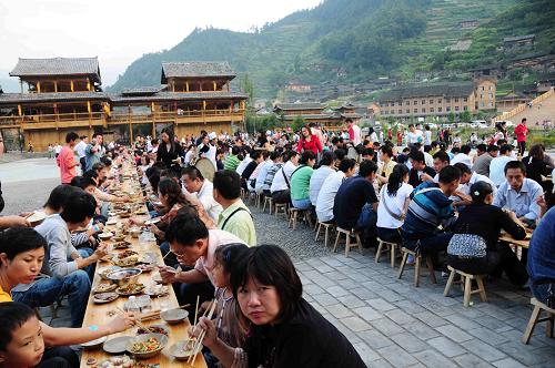 10月2日,游客在西江苗寨吃長桌宴。“十一”長假期間,貴州黔東南州雷山縣西江千戶苗寨成為旅游熱點(diǎn),吸引了眾多游客和攝影愛好者。新華社發(fā)(章靜 攝)