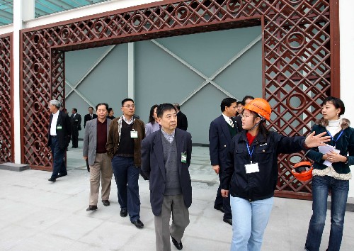 11月26日,嘉賓在上海世博會園區(qū)建設(shè)的“試點(diǎn)組團(tuán)”里參觀考察。當(dāng)天,中國2010年上海世界博覽會園區(qū)公開一處“試點(diǎn)組團(tuán)”。 這處“試點(diǎn)組團(tuán)”位于世博會園區(qū)浦東部分,主要建筑物包括一個3910平方米的聯(lián)合館、一個1000平方米的租賃館、一片1000平方米的自建館用地、一段高架步道、6個服務(wù)設(shè)施建筑單體及兩片廣場等,世博會園區(qū)代表性的建筑設(shè)施都匯聚在這里。 新華社記者 任瓏 攝