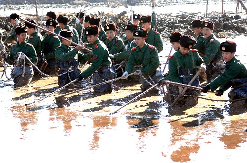 11月27日,武警鞍山支隊(duì)的官兵在事故現(xiàn)場(chǎng)搜救。當(dāng)日,遼寧海城 “11·25”尾礦庫(kù)潰堤事故搜救指揮人員向新華社記者證實(shí),經(jīng)過(guò)反復(fù)核查,事故造成的死亡和失蹤人員共為16人。 據(jù)介紹,經(jīng)過(guò)連續(xù)兩天的搜救,截至27日12時(shí),現(xiàn)場(chǎng)共找到10具遇難者遺體,目前還有6人失蹤。 新華社記者謝環(huán)馳攝