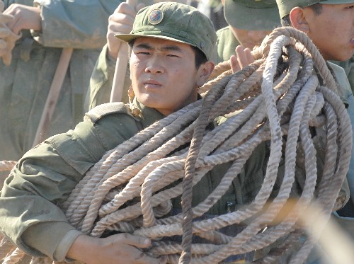 11月27日,沈陽(yáng)軍區(qū)某部的一名戰(zhàn)士在事故現(xiàn)場(chǎng)整理繩索進(jìn)行搜救。當(dāng)日,遼寧海城 “11·25”尾礦庫(kù)潰堤事故搜救指揮人員向新華社記者證實(shí),經(jīng)過(guò)反復(fù)核查,事故造成的死亡和失蹤人員共為16人。 據(jù)介紹,經(jīng)過(guò)連續(xù)兩天的搜救,截至27日12時(shí),現(xiàn)場(chǎng)共找到10具遇難者遺體,目前還有6人失蹤。 新華社記者謝環(huán)馳攝