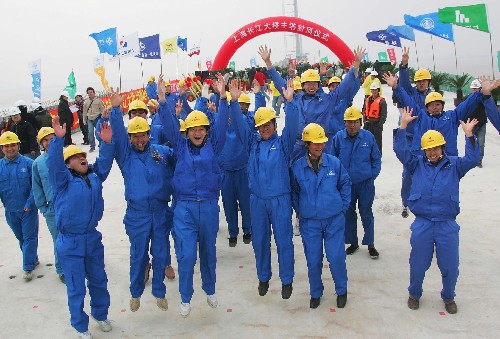 11月28日,上海長江大橋的建設(shè)者們在慶祝主塔順利封頂。 當(dāng)日,上海長江大橋主塔順利封頂。上海長江大橋是上海市長江隧橋工程的主體工程之一。根據(jù)目前的施工總體進度安排,上海長江大橋?qū)⒂?008年6月實現(xiàn)全橋結(jié)構(gòu)貫通。 新華社記者裴鑫攝