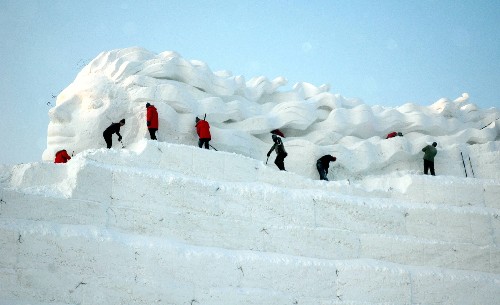 12月13日,雪雕技師在哈爾濱太陽島制作巨型雪雕《浪漫風(fēng)情》。 目前,巨型雪雕《浪漫風(fēng)情》正在緊張創(chuàng)作之中,即將在雪博會(huì)上與觀眾見面。據(jù)介紹,第二十屆太陽島雪博會(huì)主雕塑《浪漫風(fēng)情》高35米、長(zhǎng)162米,其中心造型為一位法國(guó)少女伸展雙臂舞動(dòng)長(zhǎng)紗,體現(xiàn)本屆雪博會(huì)“風(fēng)情法蘭西·相約哈爾濱”的主題。 新華社發(fā)(陳維奇 攝)