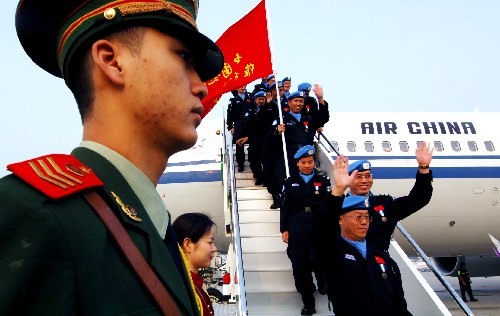 12月15日,赴海地維和警察防暴隊(duì)的95名隊(duì)員乘機(jī)抵達(dá)廣州白云機(jī)場。當(dāng)日,由廣東邊防總隊(duì)獨(dú)立組建的中國第五支赴海地維和警察防暴隊(duì)95名隊(duì)員順利完成使命,載譽(yù)回國。這支隊(duì)伍在海地首都太子港執(zhí)行武裝警衛(wèi)、武裝執(zhí)法和培訓(xùn)當(dāng)?shù)匚溲b警察的8個月中工作出色,被聯(lián)合國秘書長潘基文譽(yù)為“和平的使者,中國的驕傲”。 新華社記者 周文杰 攝