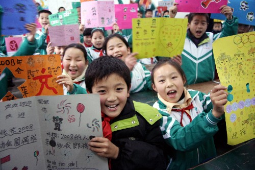 12月25日,學(xué)生們?cè)谡故?#8220;心愿卡”。 當(dāng)日,安徽含山縣環(huán)峰小學(xué)開(kāi)展“巧手寫(xiě)心愿 笑迎奧運(yùn)年”主題活動(dòng),學(xué)生們利用廢舊卡紙和包裝紙制作新年賀卡,將各自對(duì)新年和奧運(yùn)的美好祝愿寫(xiě)在卡上,以此迎接2008新年和北京奧運(yùn)會(huì)的到來(lái)。 新華社發(fā)(程千俊 攝)