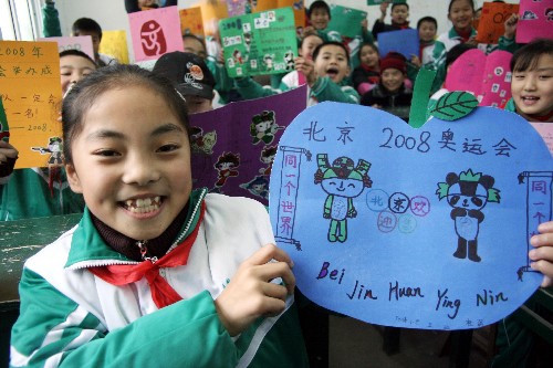 12月25日,學(xué)生們?cè)谡故?#8220;心愿卡”。 當(dāng)日,安徽含山縣環(huán)峰小學(xué)開(kāi)展“巧手寫(xiě)心愿 笑迎奧運(yùn)年”主題活動(dòng),學(xué)生們利用廢舊卡紙和包裝紙制作新年賀卡,將各自對(duì)新年和奧運(yùn)的美好祝愿寫(xiě)在卡上,以此迎接2008新年和北京奧運(yùn)會(huì)的到來(lái)。 新華社發(fā)(程千俊 攝)