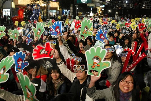 2007年12月31日,數(shù)萬(wàn)香港市民在時(shí)代廣場(chǎng)揮舞印有福娃形象的手形裝飾品高喊“北京香港奧運(yùn)同心”。當(dāng)日,全港倒數(shù)2008迎奧運(yùn)慶新年活動(dòng)在香港舉行。 新華社記者張鳳國(guó)攝