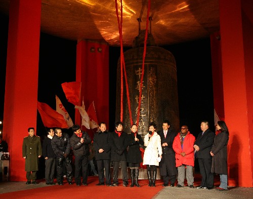2007年12月31日,殘疾人舞蹈家邰麗華(右六)在敲響2008年鐘聲之前用手語祝福北京。當(dāng)日,“喜迎奧運 祝福北京”迎接2008奧運年大型主題活動在北京中華世紀壇舉行。 新華社記者 孟永民 攝