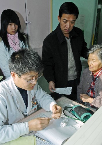1月1日,市民在銀川市興慶區(qū)玉皇閣北街社區(qū)衛(wèi)生服務(wù)中心就醫(yī),該服務(wù)中心為城鎮(zhèn)居民醫(yī)保定點(diǎn)醫(yī)療機(jī)構(gòu)。 自2008年1月1日起,寧夏城鎮(zhèn)居民基本醫(yī)療保險(xiǎn)制度在銀川、石嘴山、中衛(wèi)3個(gè)試點(diǎn)城市正式運(yùn)行。據(jù)自治區(qū)勞動(dòng)保障部門(mén)統(tǒng)計(jì),該制度的實(shí)施將惠及95萬(wàn)城鎮(zhèn)居民,有效解決百姓看病難、看病貴問(wèn)題。 新華社記者 王鵬 攝