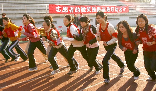 1月4日,參加選拔活動的志愿者在進行體能測試。當日,共青團上海市委舉辦的奧運會上海地區(qū)赴京志愿者選拔活動在上海師范大學(xué)舉行。本次上海地區(qū)將選拔100名赴京志愿者,他們將擔任北京奧運會及殘奧會賽會志愿者。 新華社記者凡軍攝