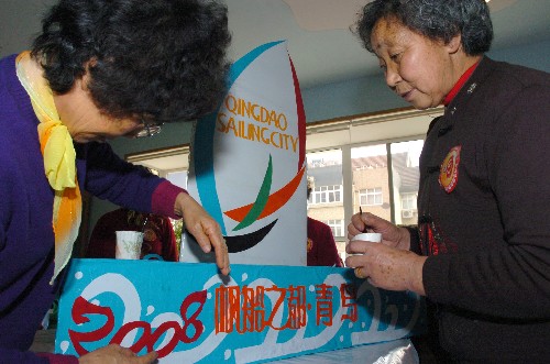 1月9日,兩名青島湛山社區(qū)的居民在制作剪紙作品。 當(dāng)日,青島湛山社區(qū)居民用書(shū)法、剪紙、絹花制作等民俗藝術(shù)表達(dá)對(duì)北京奧運(yùn)會(huì)的期盼。青島市開(kāi)展“同迎奧帆賽,共建文明城”的主題活動(dòng),在社區(qū)文化建設(shè)中融合人文奧運(yùn)理念,倡導(dǎo)“健康、文明、活力”的社區(qū)文化。 新華社記者 朱崢 攝