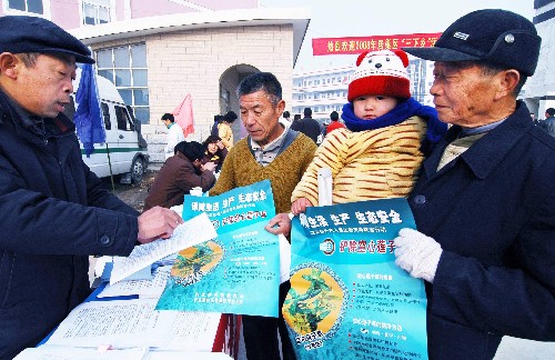 1月9日,巢湖市居巢區(qū)農(nóng)業(yè)科技人員向群眾宣傳農(nóng)業(yè)技術(shù)。當(dāng)日,安徽巢湖市居巢區(qū)2008“三下鄉(xiāng)”活動(dòng)啟動(dòng)儀式在蘇灣鎮(zhèn)舉行。來自該區(qū)科技、衛(wèi)生、文化等部門的200多名人員為農(nóng)民義診、寫春聯(lián)、發(fā)放農(nóng)業(yè)科技宣傳材料,受到農(nóng)民歡迎。 新華社發(fā)(何希斌 攝)