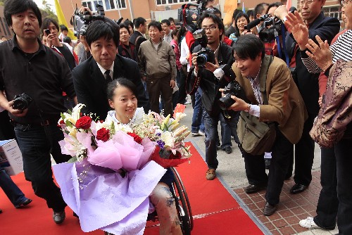 4月13日,金晶在抵達(dá)上海市殘疾人體育訓(xùn)練中心后受到熱烈歡迎。當(dāng)日,在巴黎火炬?zhèn)鬟f活動(dòng)中全力保護(hù)奧運(yùn)火炬的中國殘疾人運(yùn)動(dòng)員金晶從北京回到家鄉(xiāng)上海。 新華社記者裴鑫攝