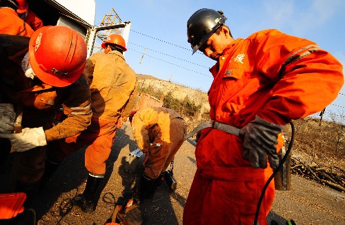 4月13日,礦山救護(hù)人員在下井前整理裝備。 4月12日,遼寧省葫蘆島市南票區(qū)沙鍋屯村第三煤礦發(fā)生一起瓦斯爆炸事故,造成14人死亡,另有2人失蹤,2人受傷。 新華社記者 任勇攝