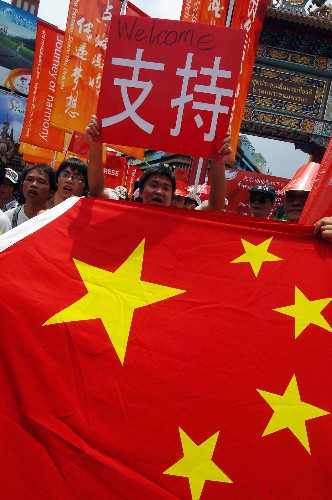 4月19日,群眾在圣火傳遞起點――曼谷唐人街耀華力路的中國門迎接圣火。當(dāng)日,北京奧運會圣火傳遞活動在泰國曼谷舉行。這是北京奧運會圣火境外傳遞的第十二站。 新華社記者公磊攝