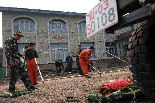 4月19日,武警內(nèi)蒙古森林總隊(duì)官兵正在搭建前線指揮所。 當(dāng)日,內(nèi)蒙古大興安嶺森林防火前線總指揮部發(fā)布總動(dòng)員令,決定實(shí)施60小時(shí)滅火計(jì)劃,火線增兵。據(jù)內(nèi)蒙古海拉爾溫庫(kù)圖撲火前線指揮部消息,4月16日發(fā)生在內(nèi)蒙古大興安嶺烏爾旗漢的森林火災(zāi)形勢(shì)嚴(yán)峻。來(lái)自大興安嶺林管局專(zhuān)業(yè)撲火隊(duì)、武警內(nèi)蒙古森林部隊(duì)的5000多名撲火隊(duì)員正在前線全力撲救。 新華社記者張領(lǐng)攝