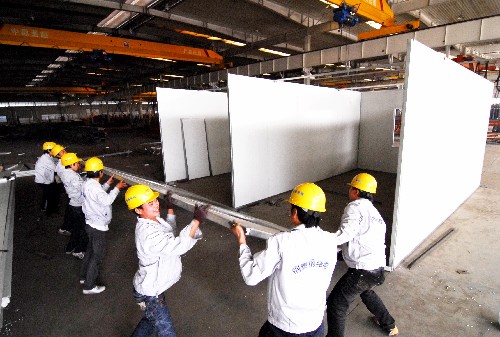 6月4日,溫嶺市一公司工人在生產(chǎn)安置房。 浙江省溫嶺市承擔(dān)了四川廣元災(zāi)區(qū)2000套過渡安置房的建造任務(wù)。連日來,兩家指定的承建單位抽調(diào)精兵強(qiáng)將,開足馬力,夜以繼日地生產(chǎn)。第一批安置房計(jì)劃6月10日啟運(yùn)。 新華社發(fā)(吳鵬飛 攝)