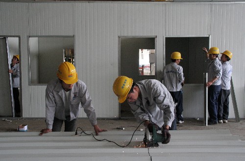 6月4日,溫嶺市一公司工人在趕制安置房。 浙江省溫嶺市承擔(dān)了四川廣元災(zāi)區(qū)2000套過渡安置房的建造任務(wù)。連日來,兩家指定的承建單位抽調(diào)精兵強(qiáng)將,開足馬力,夜以繼日地生產(chǎn)。第一批安置房計(jì)劃6月10日啟運(yùn)。 新華社發(fā)(周學(xué)軍 攝)