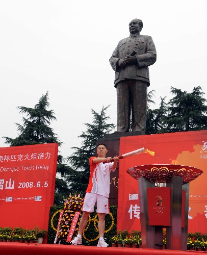 6月5日,在毛澤東銅像廣場(chǎng),最后一棒火炬手蔣愛兵在圣火傳遞結(jié)束儀式上點(diǎn)燃圣火盆。當(dāng)日,北京奧運(yùn)圣火在湖南韶山傳遞。 新華社記者劉力航攝