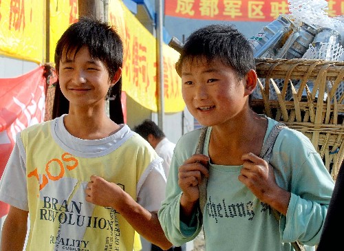 6月5日,四川省青川縣回龍村的兩位小朋友在搬家。當日,四川省青川縣首批受災群眾近500人搬入由浙江省援建的活動板房。目前,全縣已到位板房4500間,60%的鄉(xiāng)鎮(zhèn)已完成了活動板房建設的平場工作,活動板房建設正在緊張進行。 新華社記者 謝環(huán)馳 攝