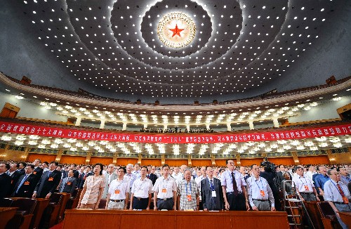 6月23日,中國科學(xué)院第十四次、中國工程院第九次院士大會在北京人民大會堂開幕。這是與會代表高唱國歌。 新華社記者 李濤 攝