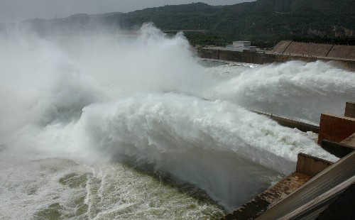 6月23日,黃河小浪底水庫(kù)大流量下泄,飛瀑景觀再現(xiàn)小浪底。 一年一度的黃河調(diào)水調(diào)沙6月19日啟動(dòng)以來(lái),小浪底水庫(kù)下泄流量逐步加大。由于水流速度快、水位落差大,展現(xiàn)出滔滔黃河一瀉千里、驚濤拍岸的壯觀場(chǎng)面,對(duì)下游河道進(jìn)行沖刷,最終達(dá)到減少下游河道淤積的目的。 新華社發(fā)(苗秋鬧 攝)