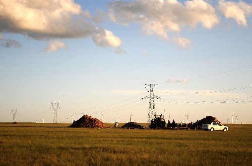 6月23日,工人們正在錫林郭勒盟輝騰梁建設(shè)風(fēng)電項(xiàng)目。近年來,風(fēng)能豐富的內(nèi)蒙古錫林郭勒盟加快風(fēng)電項(xiàng)目建設(shè),將這里的風(fēng)能作為一種“綠色”可再生資源,科學(xué)規(guī)劃產(chǎn)業(yè)布局,積極打造百萬千瓦風(fēng)電基地。目前,錫林郭勒全盟已開工風(fēng)電項(xiàng)目15項(xiàng),裝機(jī)容量達(dá)120萬千瓦。 新華社記者 任軍川 攝
