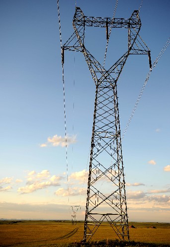 這是錫林郭勒盟輝騰梁草原上的輸電線路(6月23日攝)。近年來,風(fēng)能豐富的內(nèi)蒙古錫林郭勒盟加快風(fēng)電項(xiàng)目建設(shè),將這里的風(fēng)能作為一種“綠色”可再生資源,科學(xué)規(guī)劃產(chǎn)業(yè)布局,積極打造百萬千瓦風(fēng)電基地。目前,錫林郭勒全盟已開工風(fēng)電項(xiàng)目15項(xiàng),裝機(jī)容量達(dá)120萬千瓦。 新華社記者 任軍川 攝